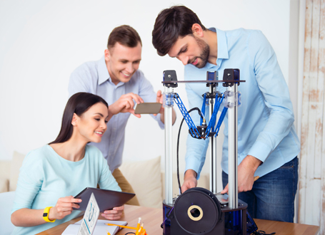 Studierende eines MINT-Studiengangs am 3D-Printer