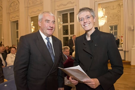 Staatsminister Dr. Ludwig Spaenle mit der Jean-Paul-Preisträgerin Petra Morsbach