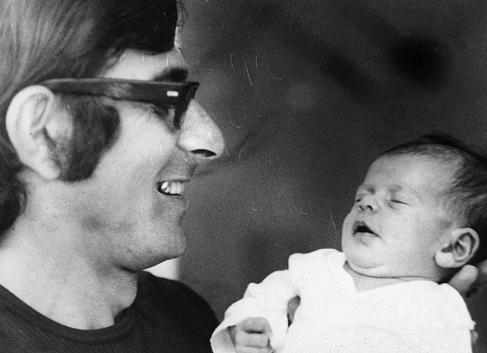 1) Andrei Spitzer mit Tochter Anouk am Tag seiner Abreise nach München, Ramat Gan, Israel, August 1972
