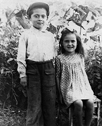 2) Ze’ev Friedman mit seiner Schwester Nina, Prokopjewsk, damals Sowjetunion, um 1950