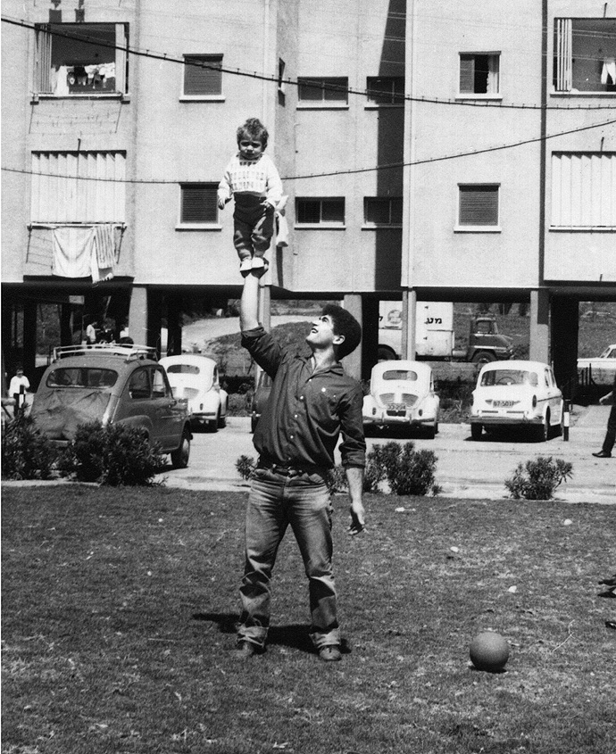 1) Yossef Romano mit seiner ältesten Tochter Oshrat, Herzliya, Israel, um 1968