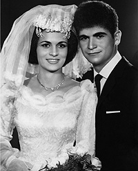 2) Hochzeit von Yossef und Ilana Romano, Herzliya, Israel, 30. September 1964.
Nach der Ermordung ihres Mannes setzt sich Ilana Romano unermüdlich dafür ein, die Erinnerung an das Attentat und seine Folgen wach zu halten.