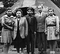 2) Yakov Springer (2. von rechts) mit seiner Frau Shoshana, ihrer Mutter, ihrem Bruder und ihrer Schwester (von links), Pieszyce, Polen, um 1950