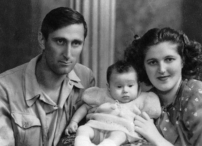 1) Kehat und Sarah Schor mit ihrer Tochter Michal, Rumänien, 1949