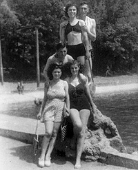 2) Kehat Schor mit seiner Frau Sarah (hinten) und Freunden im Schwimmbad, Iaşi, Rumänien, 1946