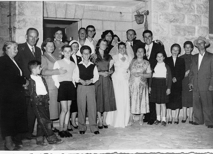 3) Yossef (5. von rechts) und Rachel Gutfreund bei ihrer Hochzeit, Jerusalem, 1956