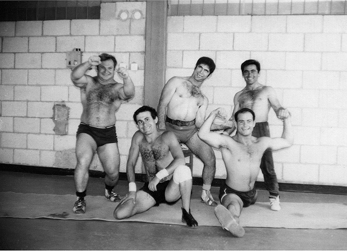3) Yossef Romano (Mitte) mit Ze’ev Friedman (hinten rechts) und anderen Athleten, Netanya, Israel, 1971