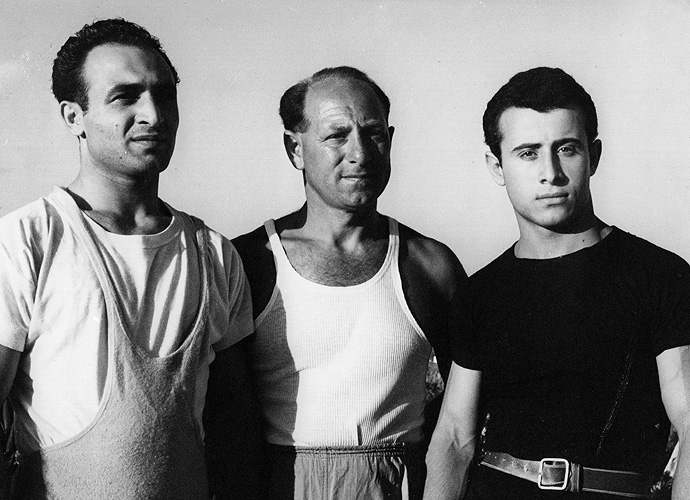 3) Yakov Springer (Mitte) als Trainer am nationalen Wingate Sportzentrum, Netanya, Israel, 1959