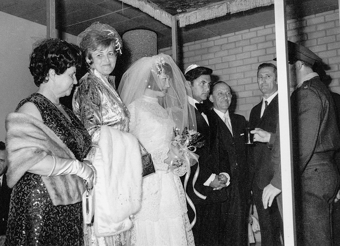 3) Kehat (2. von rechts) und Sarah Schor (2. von links) bei der Hochzeit ihrer Tochter Michal, Tel Aviv, 1971
