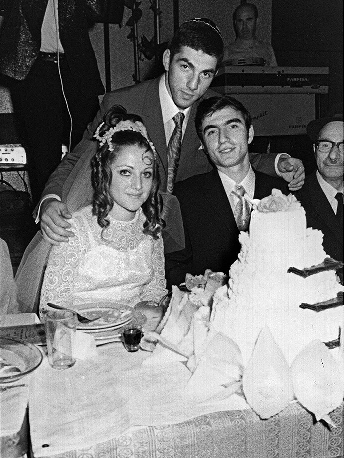3) Eliezer Halfin (Mitte) bei der Hochzeit seiner Schwester Rima, Ramat Gan, Israel, 7. März 1971