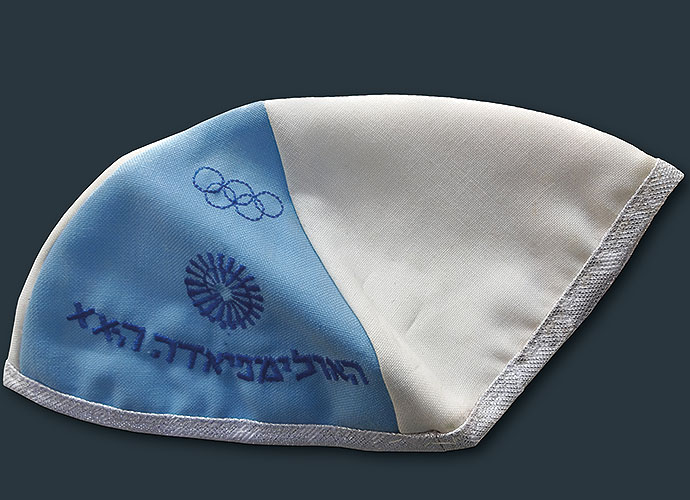 4) Yossef Romanos Kippa, die er, wie alle Mitglieder des israelischen Teams, für die Spiele in München erhalten hat. Israel, 1972