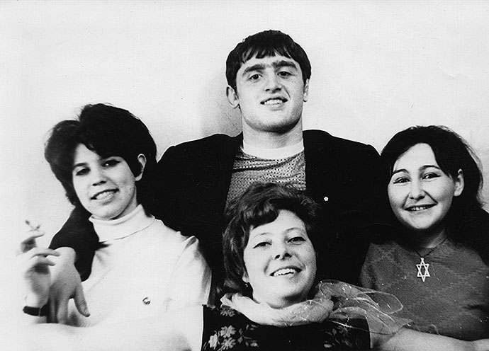 3) Mark Slavin bei der Abschiedsfeier mit seinen Freunden vor der Auswanderung nach Israel, Minsk, damals Sowjetunion, Frühjahr 1972
