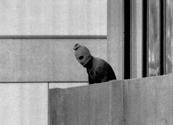 Ein vermummter Terrorist auf dem Balkon des israelischen Mannschaftsquartiers
