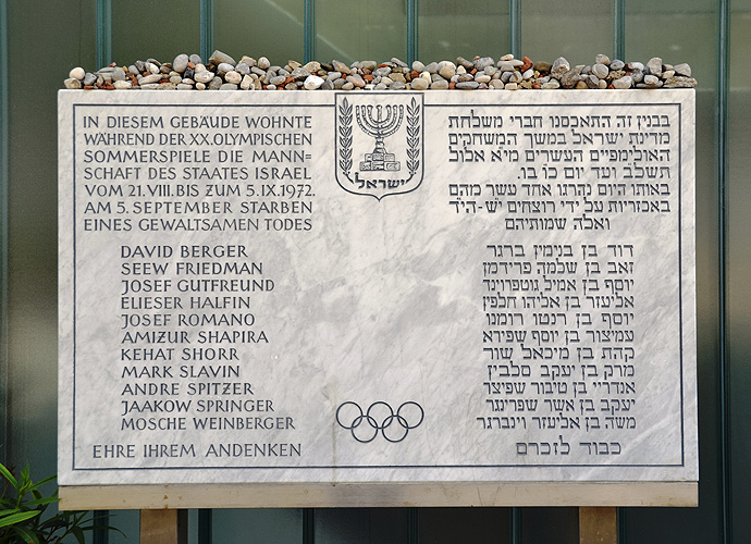 Die Gedenktafel vor dem damaligen Quartier der israelischen Mannschaft im Münchner Olympiadorf