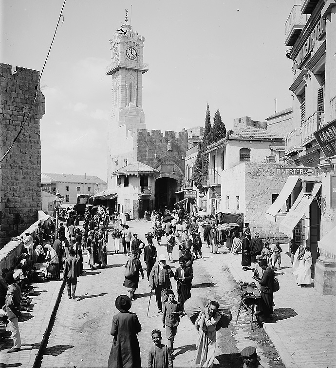 Eine Straßenszene in der Nähe des Jaffa Gates in Jerusalem zu Beginn des 20. Jahrhunderts