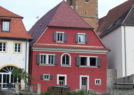 Historisches Badhaus im unterfränkischen Volkach - die Sanierung des Gebäudes wurde mit der Denkmalschutzmedaille gewürdigt