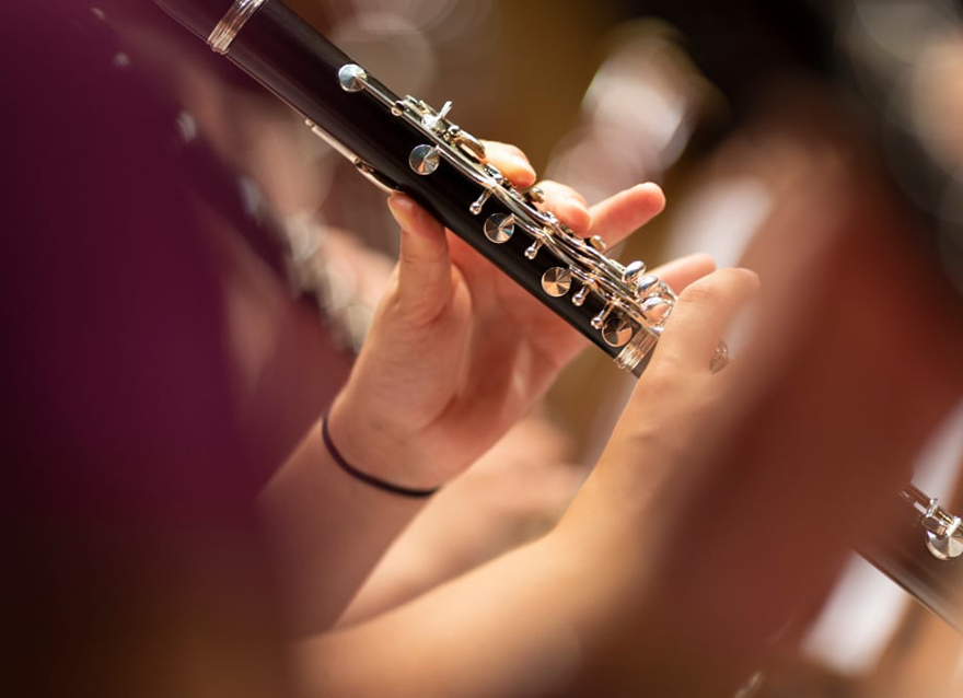 Eine Musikerin beim Spiel der Klarinette