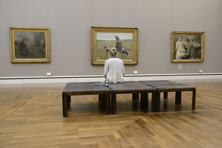 Eine Besucherin genießt Gemälde in der Neuen Pinakothek