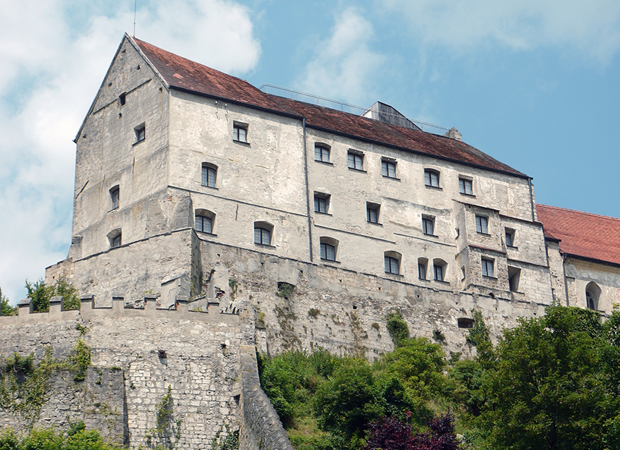 Eine der größten Burg- und Wehranlagen Deutschlands, die Burg Burghausen, beherbergt eine Zweiggalerie