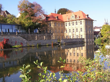 Barockes Palais und moderner Anbau: das Internationale Künstlerhaus am Ufer der Regnitz