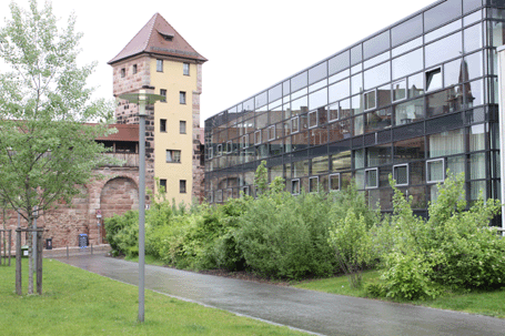 Alt und neu: Gebäude der Friedrich-Alexander-Universistät an der mittelalterlichen Stadtmauer von Nürnberg