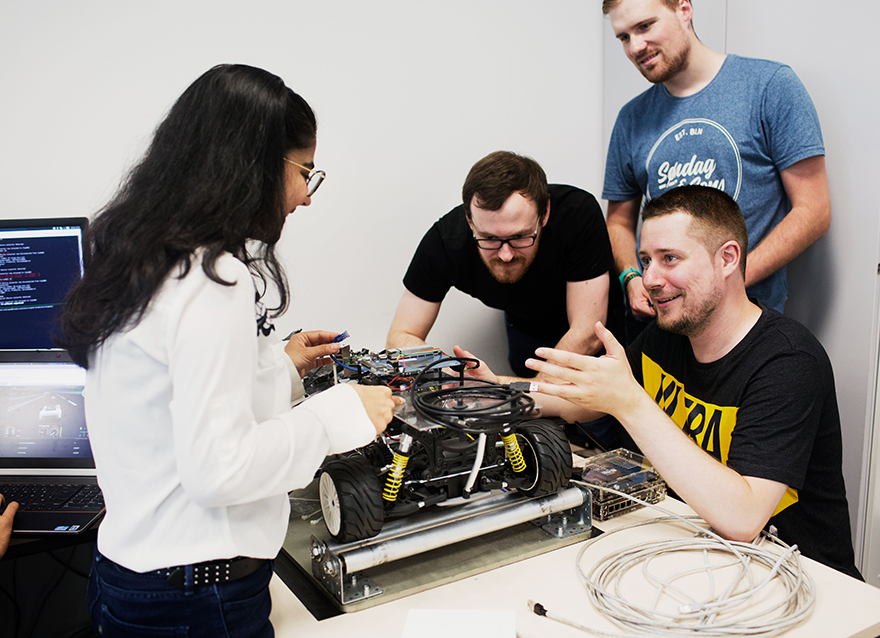 Im Rahmen eines Practical Research Experience Program (TUM PREP) 2019 – Kurses testen Studierende einen Hybrid-Simulator (Foto: Andreas Heddergott / TUM)