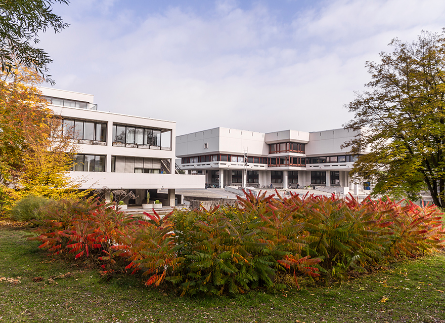Der Campus der Universität Regensburg im Herbst (Foto: Matthias Weich/UR)