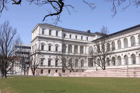 Akademie der Bildenden Künste München; im Hintergrund: die moderne Erweiterung, entworfen von Coop Himmelb(l)au