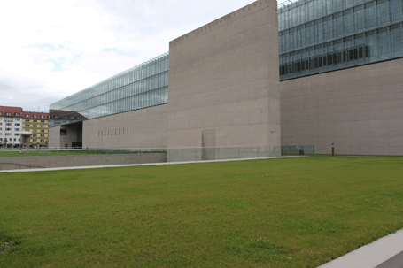 Das Gebäude der Hochschule für Fernsehen und Film inmitten des Kunstareals München