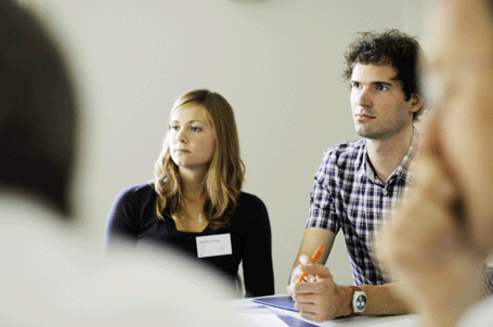 Eine Schülerin und ein Student auf einem Seminar des Elitenetzwerks Bayern