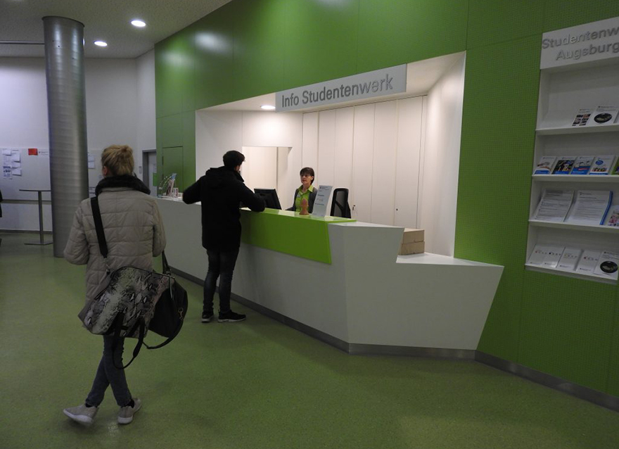 Infopoint des Studentenwerks an der Universität Augsburg (Foto: Studentenwerk Augsburg)