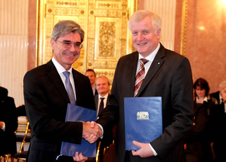 Ministerpräsident Horst Seehofer mit Siemens-Chef Joe Kaeser (li.)