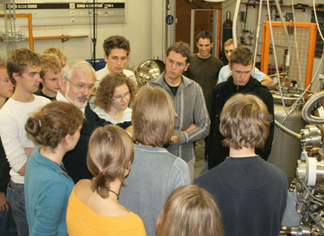 Professor diskutiert mit Studenten in einer Werkstatt