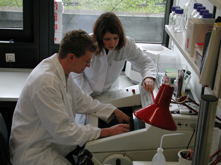 Junge Wissenschaftler im Labor