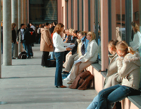 Hochschule für angewandte Wissenschaften Deggendorf - Studentinnen genießen die Sonne vor dem Gebäude