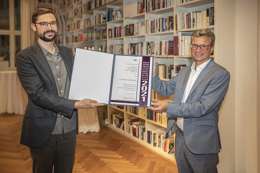 Kunstminister Bernd Sibler überreicht die Urkunde zum Arbeitsstipendium des Freistaats Bayern 2021 für literarische Übersetzerinnen und Übersetzer an Dr. Maximilian Murmann
