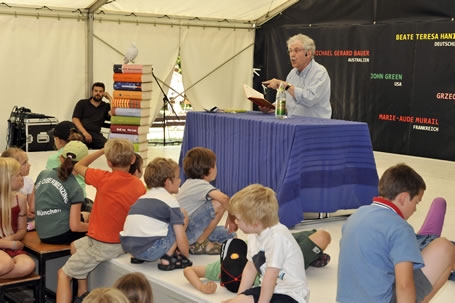 Paul Maar liest auf dem White Ravens Festival für Internationale Kinder- und Jugendliteratur
