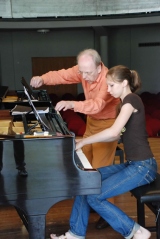 Musiklehrer mit Schülerin am Klavier