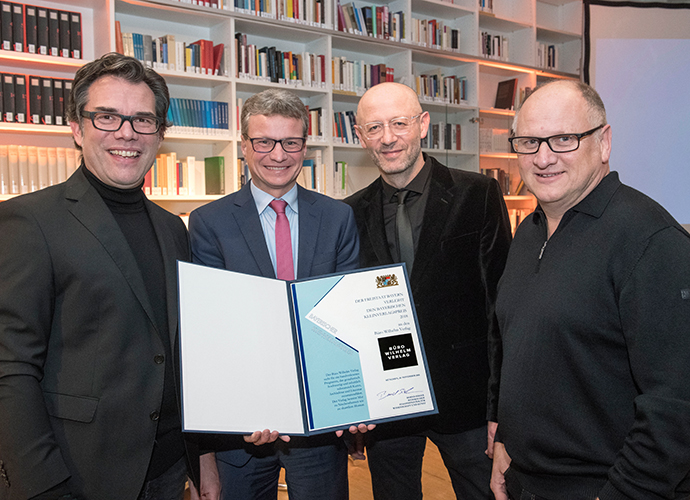 Kunstminister Bernd Sibler überreicht den Preis für einen bayerischen Kleinverlag an (v.l.) Gerhard Schmidt-Schönenberg, Manfred Wilhelm und Wilhelm Koch