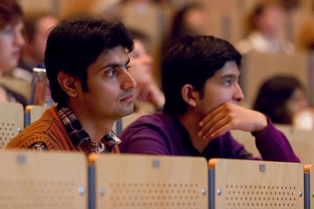 Zwei indische Studenten im Hörsaal beim konzentrierten Zuhören der Vorlesung