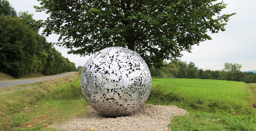 Erzählkugel von Peter Schwenk, errichtet für den Skulpturenweg Walberla des Kunst- und Kulturvereins Kirchehrenbach e.V. Dieses Vorhaben wurde aus Mitteln des Kulturfonds 2020 gefördert. (Foto: Kunst- und Kulturverein Kirchehrenbach e.V.)