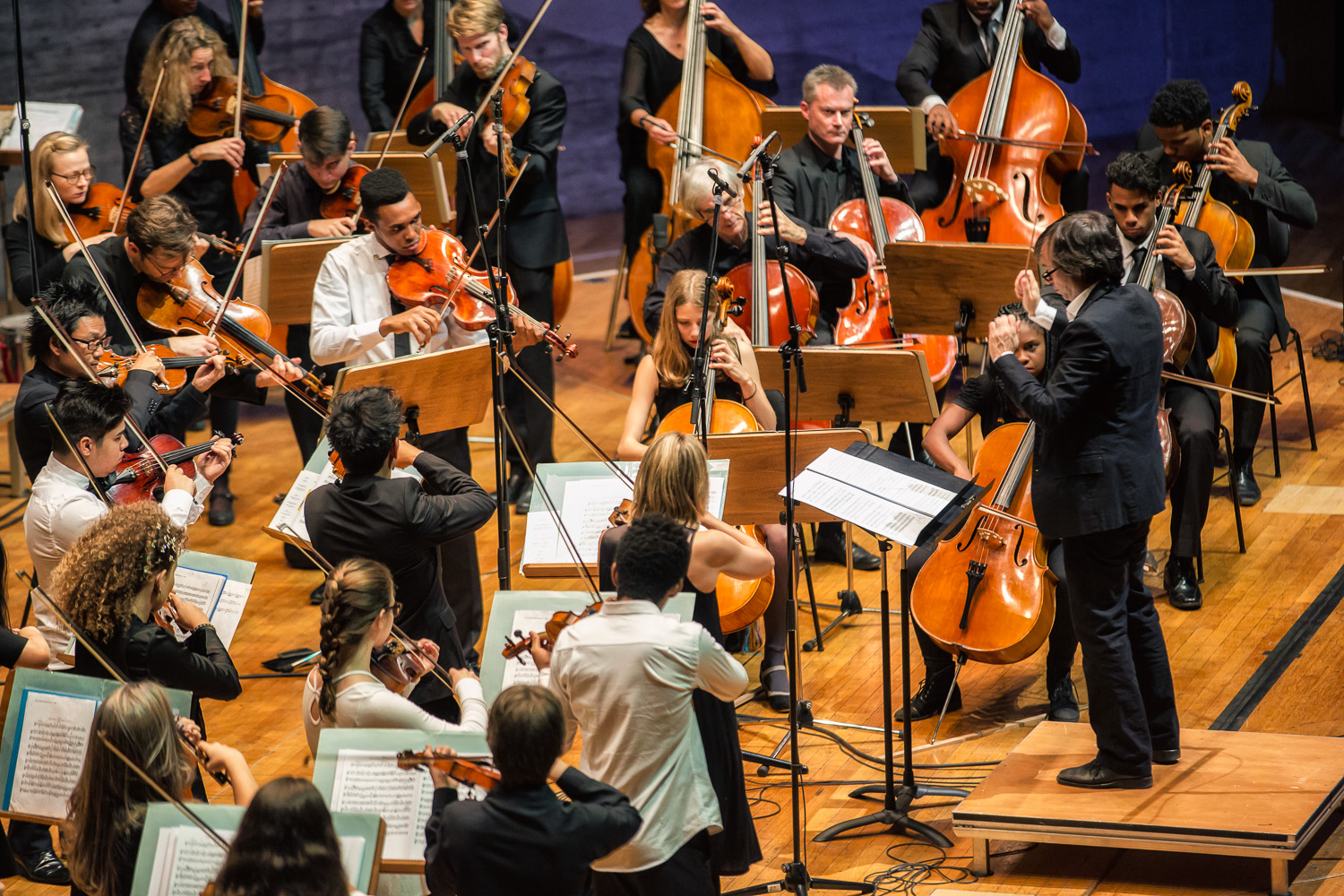 Im Rahmen des Projekts „Drei Orchester – zwei Kontinente – eine Sprache“ musizieren Schülerinnen und Schüler der Clermont-Ferrand-Mittelschule Regensburg und der Deutschen Schule Rio de Janeiro zusammen mit dem Favela Orchester Rio de Janeiro und Musikerinnen und Musikern der Münchner Symphoniker. (Foto: Oliver Jaeckel)