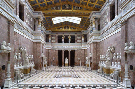 Derzeit werden in der Walhalla 130 Persönlichkeiten mit Marmorbüsten und 64 weitere mit Gedenktafeln geehrt (Foto: Staatliches Bauamt Regensburg, captaphoto)