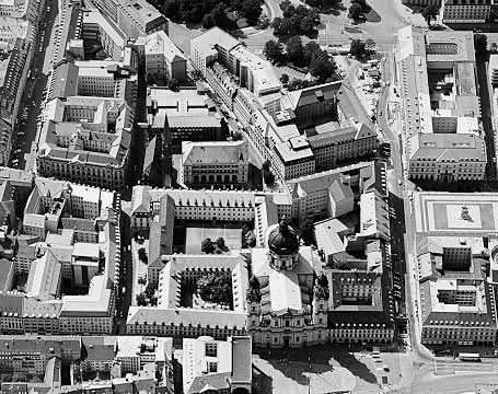 Das bayerische Kultusministerium mit Theatiner-Kirche in München: Luftaufnahme aus dem Jahr 1983 (Quelle: Bayerisches Landesamt für Denkmalpflege)