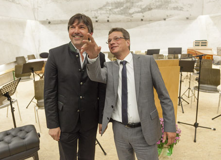 Kunststaatssekretär Bernd Sibler (re.) mit Initiator Thomas Bauer bei der Eröffnung