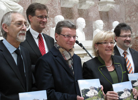 Leitender Baudirektor Hans Weber, Verleger Fritz Pustet, Staatssekretär Bernd Sibler, Landtagsabgeordnete Silvia Stiersdorfer und Donaustaufs Bürgermeister Jürgen Sommer präsentieren den Werkbericht