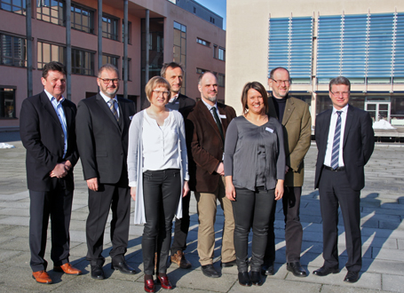 Wissenschaftsstaatssekretär Bernd Sibler (r.), der Präsident der THD, Prof. Dr. Peter Sperber (2.v.r.), Prof. Dr. Michael Bossle, der Studiengangsleiter des Bachelor Pflegepädagogik (4.v.r.), und weitere Beteiligte setzen sich für eine weitere Professionalisierung der Pflegeberufe ein