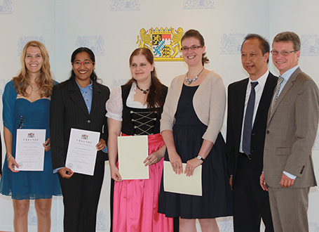 Wissenschaftsstaatssekretär Bernd Sibler mit Prof. Dr. Phuoc Tran-Gia von der Julius-Maximilians-Universität Würzburg und den Preisträgerinnen Kathrin Johanna Borchert, Sabrina Mayer, Dr. Karinne Ramirez Amaro und Alexandra Apfelbeck (v.re.)