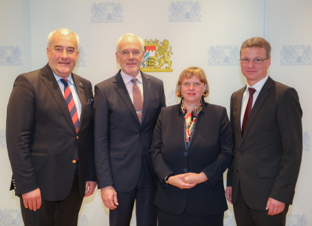 Wissenschaftsminister Dr. Spaenle (l.) und Staatssekretär Bernd Sibler (r.) mit Prof. Dr. Michael Braun, Vorsitzender von Hochschule Bayern e.V. und Präsident der Technischen Hochschule Nürnberg, Prof. Dr. Sabine Doering-Manteuffel, Vorsitzende der Universität Bayern e.V. und Präsidentin der Universität Augsburg