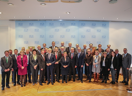 Gruppenbild aller Präsidenten/-innen der bayerischen Universitäten und HAWs mit Wissenschaftsminister Spaenle und Staatssekretär Sibler